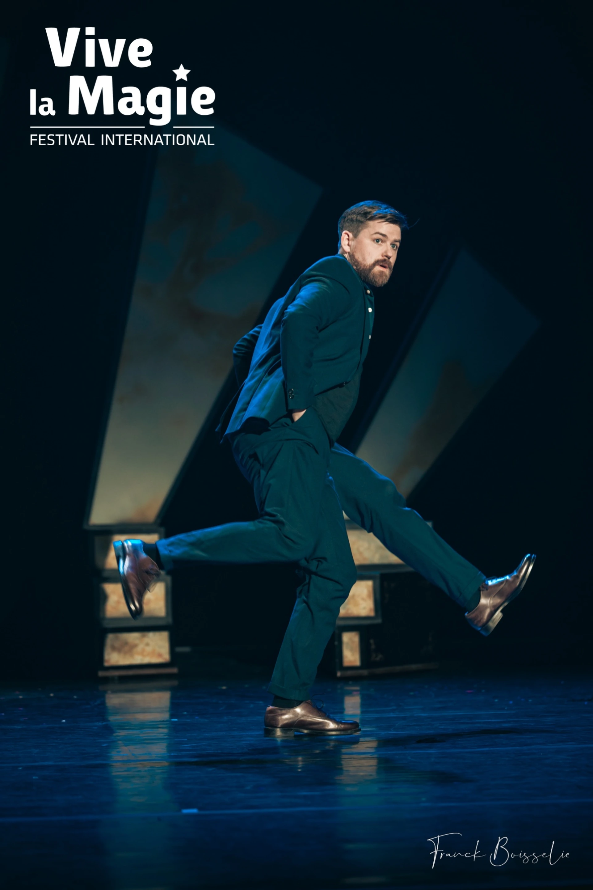 Spectacles-Axel Adler - Suède dans la troupe du Golden Magic Festival International Vive la Magie